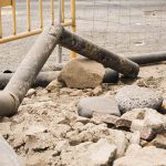 La rotura de una tubería provoca la suspensión del servicio de agua potable en sectores de Cuenca.