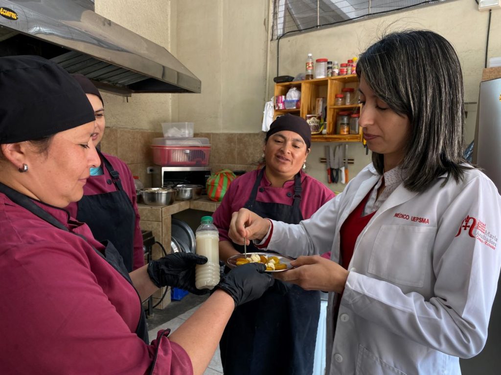 Johana García, médica de la Unidad Educativa “María Auxiliadora”, constata que se cumpla la planificación del menú que se expende en los bares del plantel.