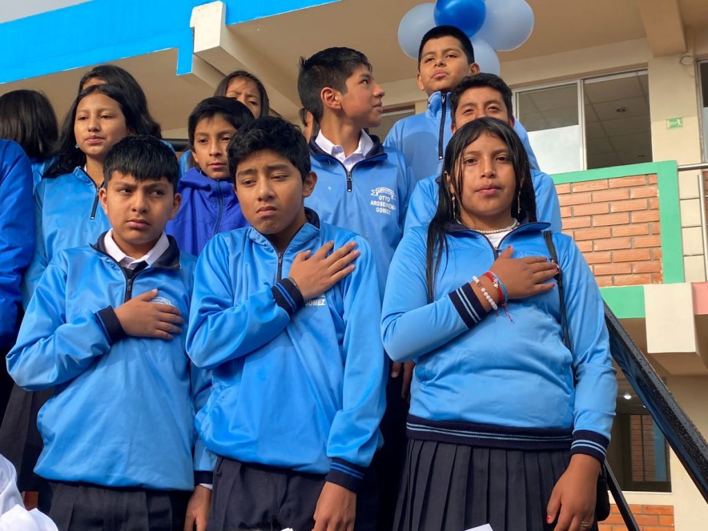 Estudiantes de la Unidad Educativa “Otto Arosemena Gómez” durante el primer día de clases del año lectivo 2024 -2025 en el régimen Sierra y Amazonia.
