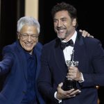 l actor Javier Bardem recibe el Premio Donostia correspondiente a la edición de 2023 de manos de manos del director argentino y maestro de actores Juan Carlos Corazza, este viernes, durante la gala de inauguración de la 72 edición del Festival Internacional de Cine de San Sebastián. EFE