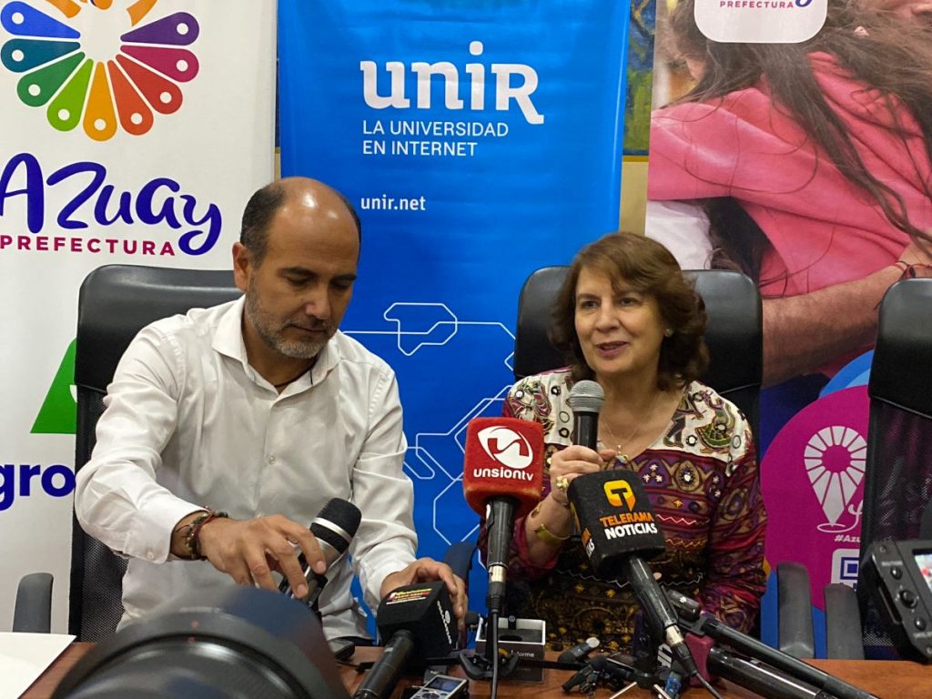 Juan Cristóbal Lloret, prefecto de Azuay y Rosalía Arteaga, presidenta de UNIR en Ecuador presentaron el convenio para las becas.