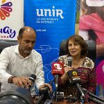 Juan Cristóbal Lloret, prefecto de Azuay y Rosalía Arteaga, presidenta de UNIR en Ecuador presentaron el convenio para las becas.