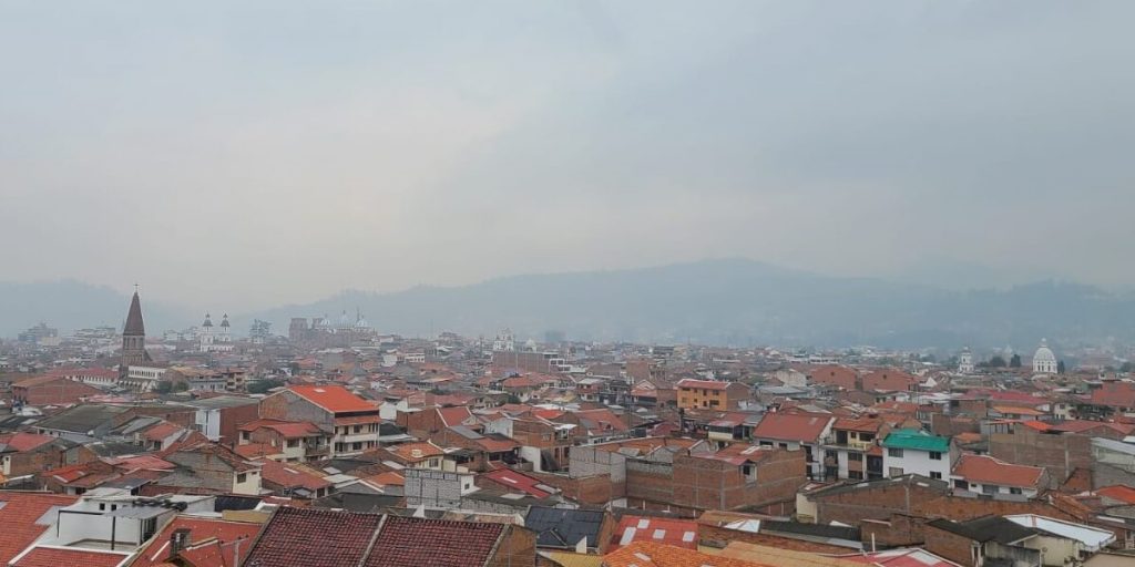 El humo de los incendios forestales en la Amazonía brasileña y la sequía han reducido la visibilidad y afectado la calidad del aire en Ecuador, con efectos dañinos para la salud y el medio ambiente.