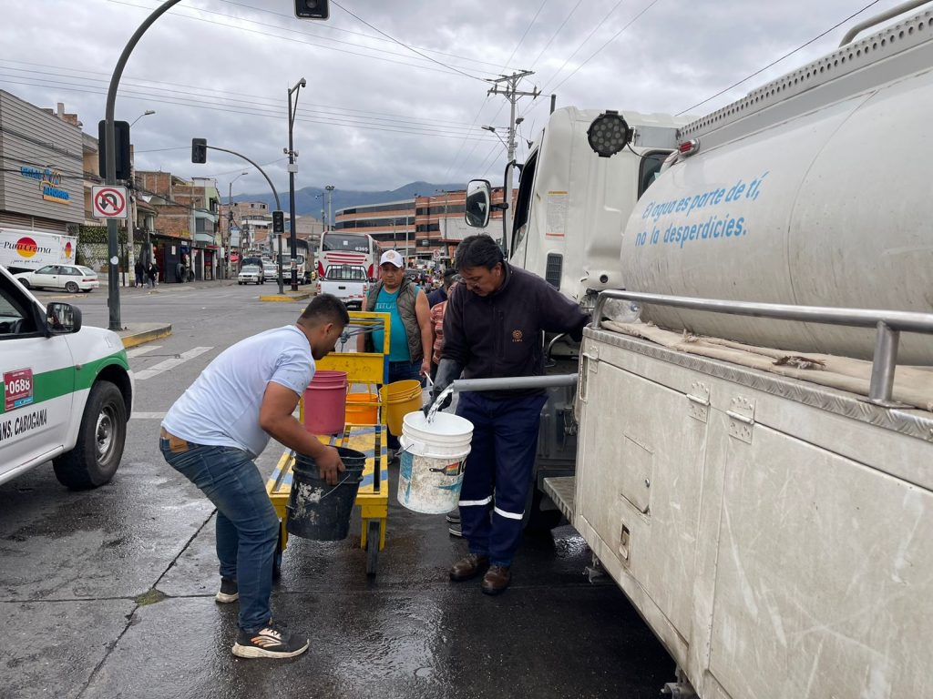 ETAPA reparte agua potable en tanqueros en los puntos afectados por la rotura de una tubería.