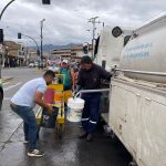 ETAPA reparte agua potable en tanqueros en los puntos afectados por la rotura de una tubería.