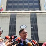 El abogado del opositor de la Plataforma Unitaria Democrática (PUD) Edmundo González, José Vicente Haro, ofrece declaraciones a su salida del Ministerio Público (Fiscalía), este miércoles, en Caracas (Venezuela). La defensa de Edmundo González Urrutia aseguró que la Fiscalía se negó a recibir un documento con explicaciones de la inasistencia del antichavista a las tres citaciones emitidas como parte de una investigación en su contra bajo el argumento de "problemas" en su sistema. EFE