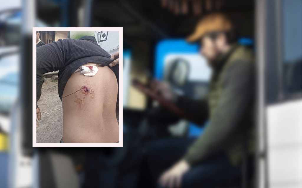 El conductor del vehículo particular resultó herido por una aparente arma de fogueo, según la Policía.