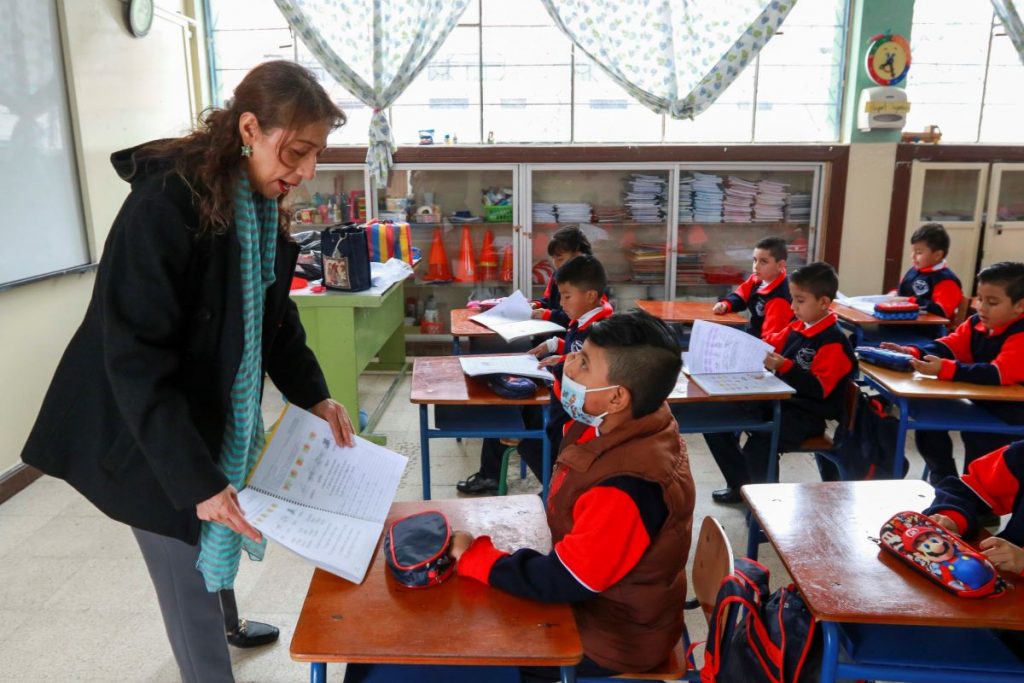 Cecilia Cobos, docente de la Unidad Educativa "Brummel", imparte clases a niños de 3° de Educación General Básica.