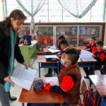 Cecilia Cobos, docente de la Unidad Educativa "Brummel", imparte clases a niños de 3° de Educación General Básica.