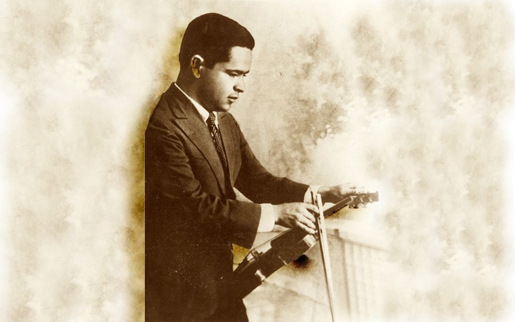 El compositor azuayo Corsino Durán mientras afinaba su violín, uno de los tantos instrumentos que ejecutaba. /Cortesía