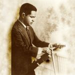 El compositor azuayo Corsino Durán mientras afinaba su violín, uno de los tantos instrumentos que ejecutaba. /Cortesía