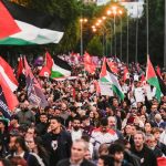 Organizaciones sindicales y sociales celebran este viernes una manifestación en apoyo del pueblo palestino en la jornada de huelga convocada por la CGT, Solidaridad Obrera y Sindicato de Estudiantes entre la Glorieta de Atocha y la Plaza de Callao, en Madrid. EFE