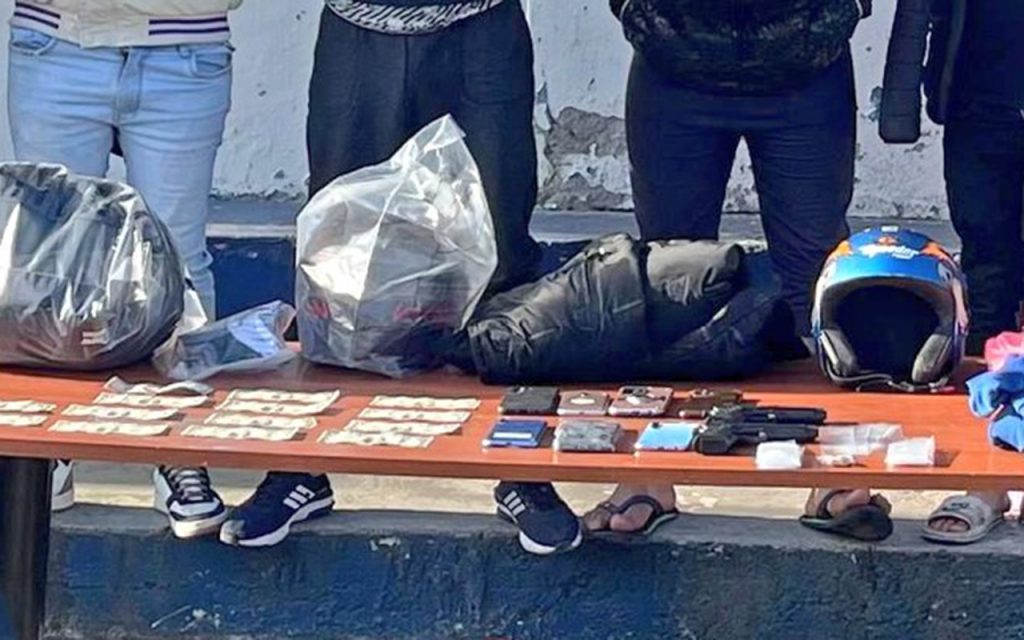 Cinco ciudadanos fueron detenidos en Azogues por su presunta vinculación con el delito de tráfico de droga.