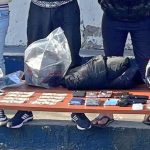 Cinco ciudadanos fueron detenidos en Azogues por su presunta vinculación con el delito de tráfico de droga.