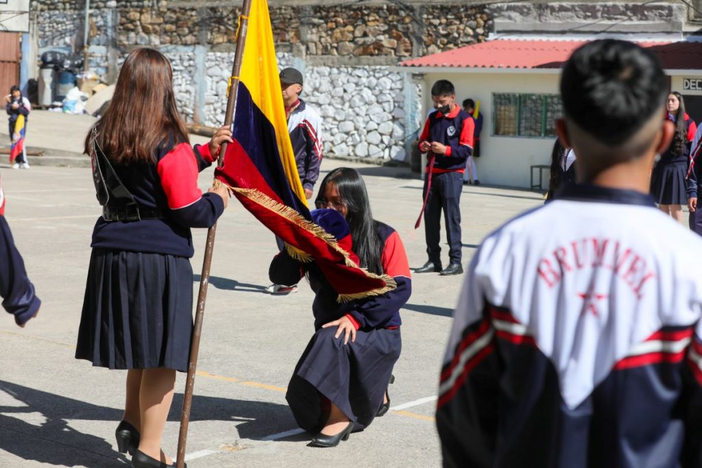 Renata Quizhpi, estudiante de la Unidad Educativa "Brummel", portaestandarte del pabellón nacional, durante el ensayo de juramento a la bandera en el plantel.