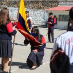 Renata Quizhpi, estudiante de la Unidad Educativa "Brummel", portaestandarte del pabellón nacional, durante el ensayo de juramento a la bandera en el plantel.