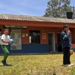 Fotografía del 31 de agosto de estudiantes de la Institución Educativa Técnica Tapias, sede La Cabaña, en la población de Toche (Colombia). La asignatura favorita de Kevin, Stiven y Nicole, de 6, 8 y 9 años, son las matemáticas, que estudian en una escuela remota en el centro de Colombia en la que hay matriculados 5 alumnos y que tiene una peculiaridad: está ubicada en el cráter de un volcán. EFE