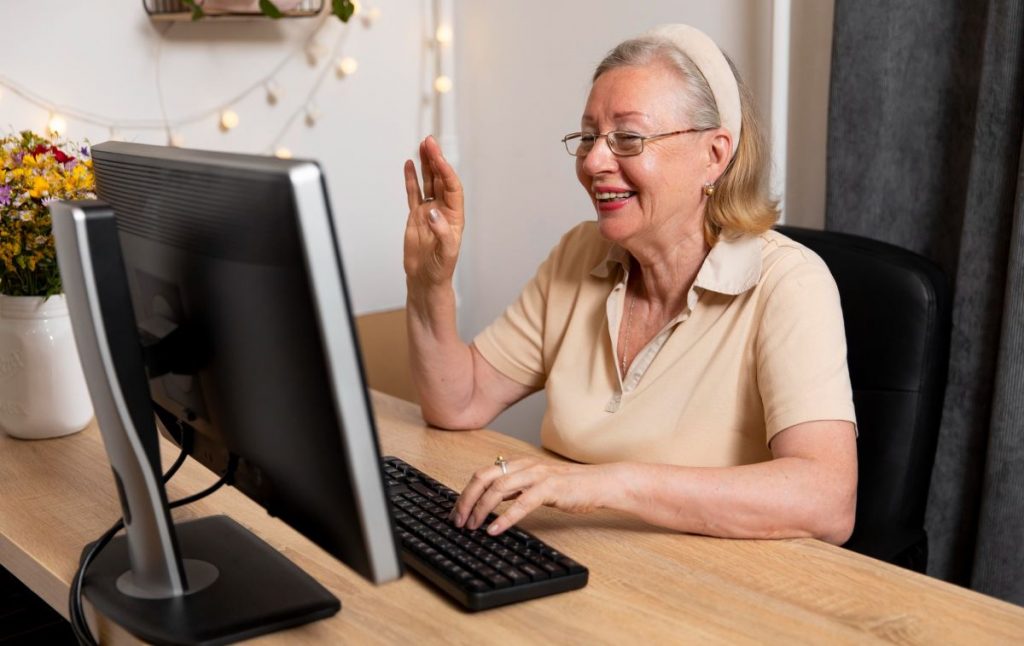 El programa para completar la escolaridad es bajo la modalidad a distancia y virtual para jóvenes, adultos y adultos mayores.