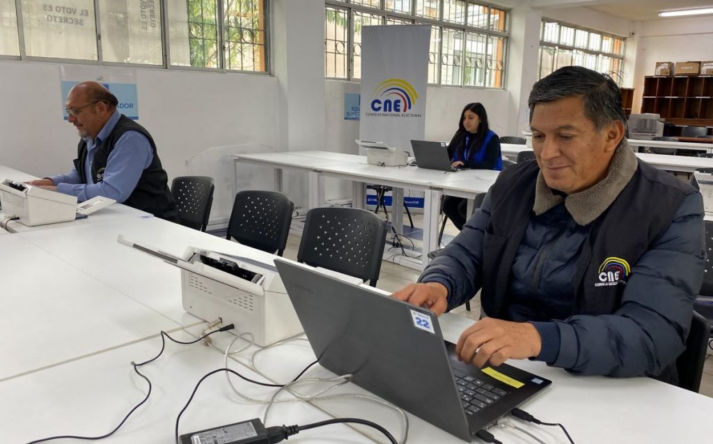 Ángel Morejón e Iván Fernández de Córdova funcionarios del CNE, en el Centro de Procesamiento Electoral.