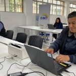 Ángel Morejón e Iván Fernández de Córdova funcionarios del CNE, en el Centro de Procesamiento Electoral.