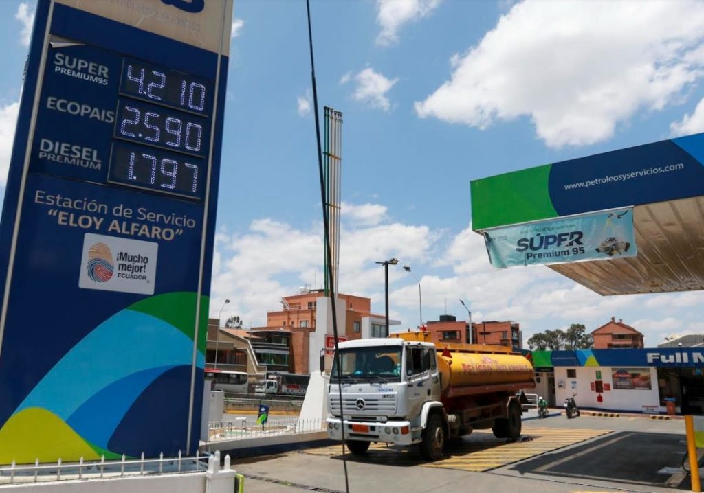 El galón de la gasolina Extra y Ecopaís pasó de 2,77 a 2,59 dólares, es decir, una reducción de 0,18 centavos.