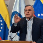 l Ministerio Público (MP, Fiscalía) de Venezuela solicitó a la Interpol una "alerta roja" contra el presidente de Argentina, Javier Milei, por "robo agravado" y otros seis delitos relacionados con el avión venezolano-iraní que estuvo retenido en Buenos Aires y fue enviado a Estados Unidos en febrero, informó este martes el fiscal general, Tarek William Saab.
