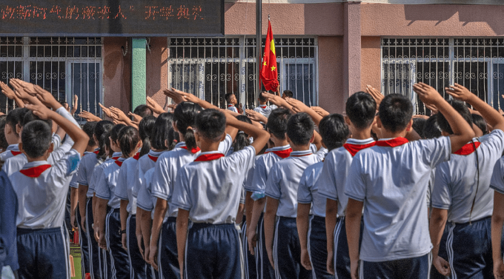 China adoptó una revisión de su Ley de Educación para la Defensa Nacional que, según explicó hoy un portavoz de la cartera castrense del país, incluye "entrenamiento militar estudiantil" y eventos castrenses "unificados".
