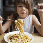 La alimentación es un pilar fundamental en el desarrollo y rendimiento académico de los niños