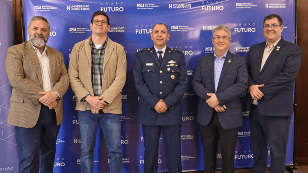 De izquierda a derecha: Mauricio Robalino, decano de la facultad de Ingeniería de la Universidad de los hemisferios, Gonzalo Sotomayor, Ph.D. en Ciencias Biológicas Aplicadas, Javier Aguilar Cazar, teniente coronel jefe del Departamento de Políticas y Derechos Aeroespacial de la Dirección de Desarrollo Aeroespacial FAE, David Thomas, director ejecutivo del Instituto de Ciencias Espaciales Milo, Robert Aillon, presidente de la Fundación Espacial de Guayaquil