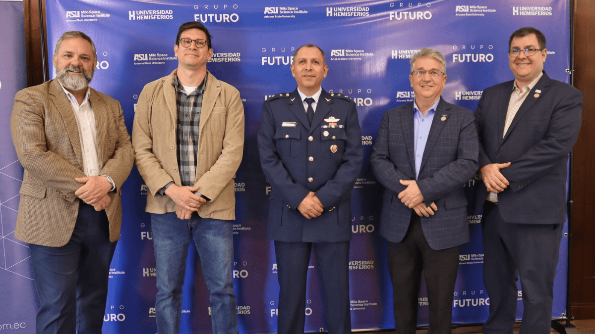 De izquierda a derecha: Mauricio Robalino, decano de la facultad de Ingeniería de la Universidad de los hemisferios, Gonzalo Sotomayor, Ph.D. en Ciencias Biológicas Aplicadas, Javier Aguilar Cazar, teniente coronel jefe del Departamento de Políticas y Derechos Aeroespacial de la Dirección de Desarrollo Aeroespacial FAE, David Thomas, director ejecutivo del Instituto de Ciencias Espaciales Milo, Robert Aillon, presidente de la Fundación Espacial de Guayaquil