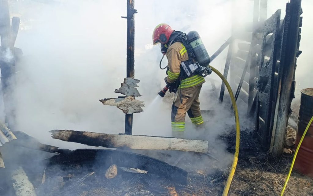 El incendio de una estructura tuvo lugar en el sector de la parroquia Santa Ana.