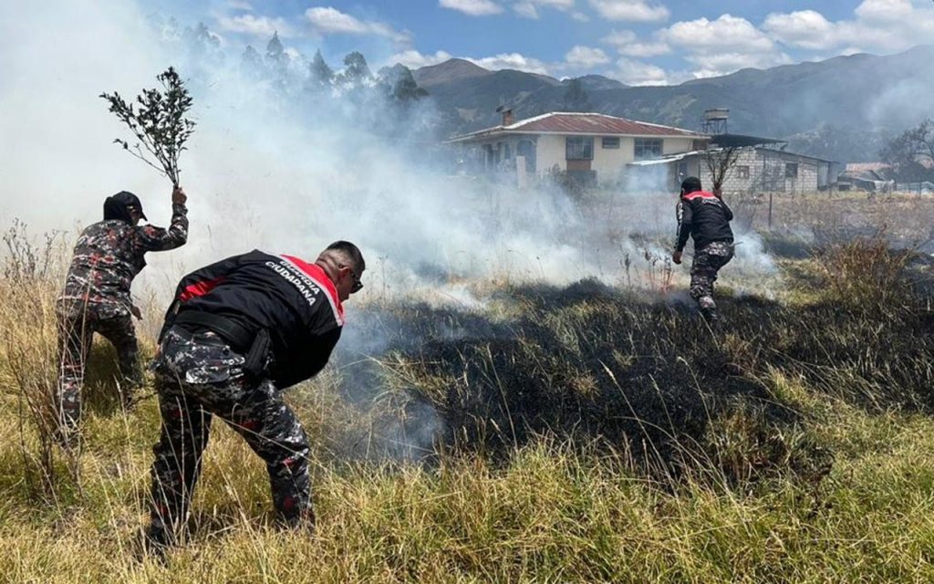 Personal de la Guardia Municipal Ciudadana colabora para controlas el incendio forestal en la hacienda San José.