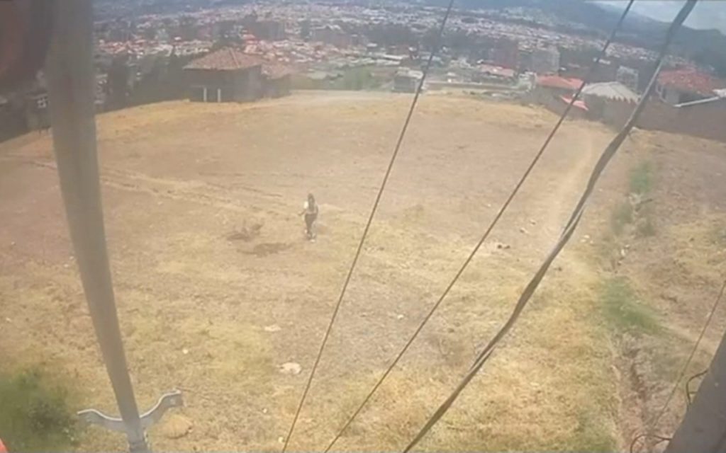 Captura del video en el que se observa a la mujer, presunta causante de un incendio forestal en Cuenca.