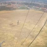 Captura del video en el que se observa a la mujer, presunta causante de un incendio forestal en Cuenca.