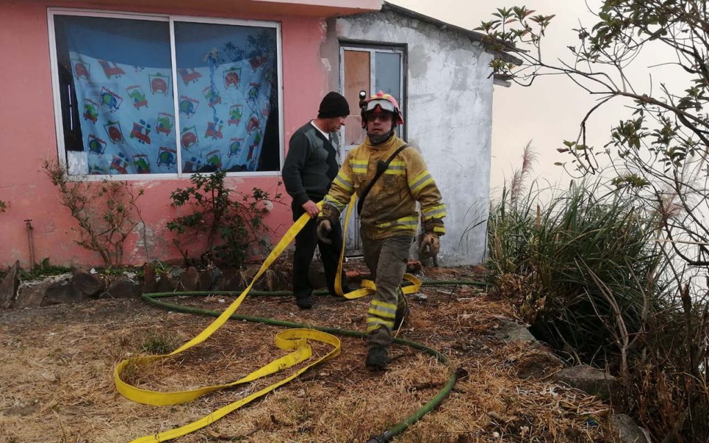 Personal del Cuerpo de Bomberos de Cuenca combate incendios forestales en Cuenca.