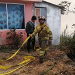 Personal del Cuerpo de Bomberos de Cuenca combate incendios forestales en Cuenca.