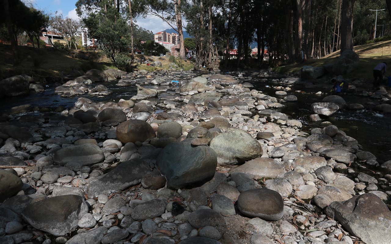 Los días recientes esta ha sido la imagen constante de los ríos de Cuenca por la falta de lluvias.