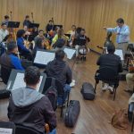 El maestro Augusto Carrión, durante un ensayo con los músicos de la Orquesta Sinfónica de Cuenca.