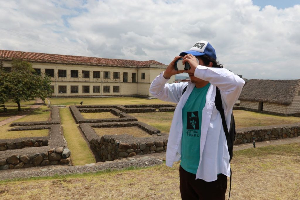 Pablo Chalco, investigador independiente y promotor del "Tour Virtual Ruta Equinoccial del Puma", durante una observación en el sitio arqueológico Pumapungo.