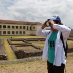 Pablo Chalco, investigador independiente y promotor del "Tour Virtual Ruta Equinoccial del Puma", durante una observación en el sitio arqueológico Pumapungo.