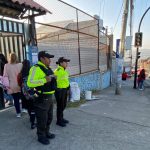 Agentes de Policía vigilan la Unidad Educativa "Rafael Aguilar Pesántez", en el sector de la Y del Cebollar, en el marco de los operativos escolares. XCA