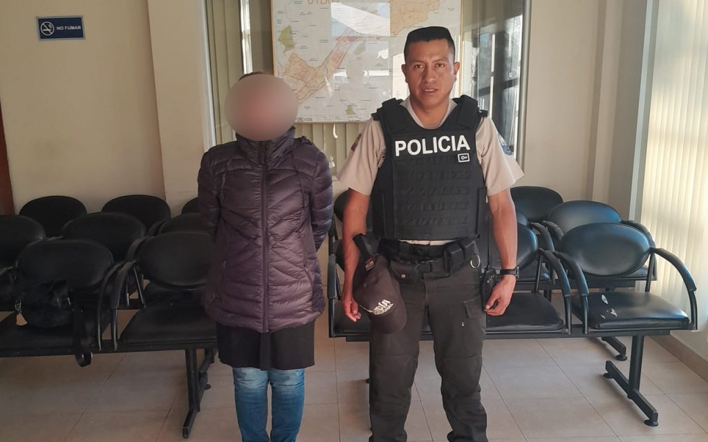 Esta mujer fue detenida al intentar sobornar a una gente civil de tránsito en Cuenca.