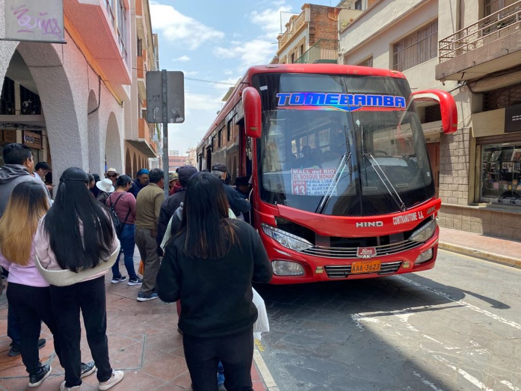 Un grupo de ciudadanos toma el autobús en la estación de las calles Presidente Córdova y Padre Aguirre.