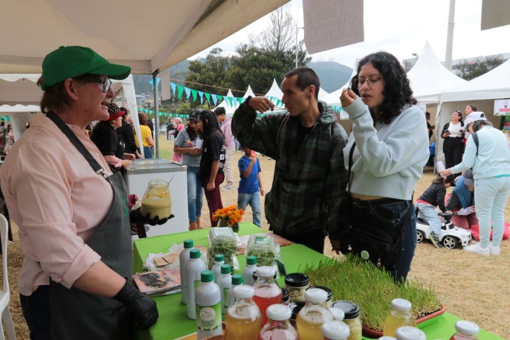 Carlos Jiménez y Paula Sitimbay degustan productos gastronómicos de la marca “Ruakh” en el Vegan Day en el parque El Paraíso.