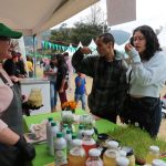 Carlos Jiménez y Paula Sitimbay degustan productos gastronómicos de la marca “Ruakh” en el Vegan Day en el parque El Paraíso.