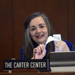 La asesora principal para América Latina del Centro Carter, Jennie Lincoln, muestra una supuesta acta electoral de las elecciones presidenciales de Venezuela, este miércoles durante una sesión regular del Consejo Permanente de la Organización de los Estados Americanos (OEA), en Washington (Estados Unidos). Lincoln mostró ante la OEA supuestas actas de votación originales de las elecciones presidenciales de Venezuela del pasado 28 de julio, según las cuales el abanderado de la oposición Edmundo González Urrutia ganó con el 67 %. EFE