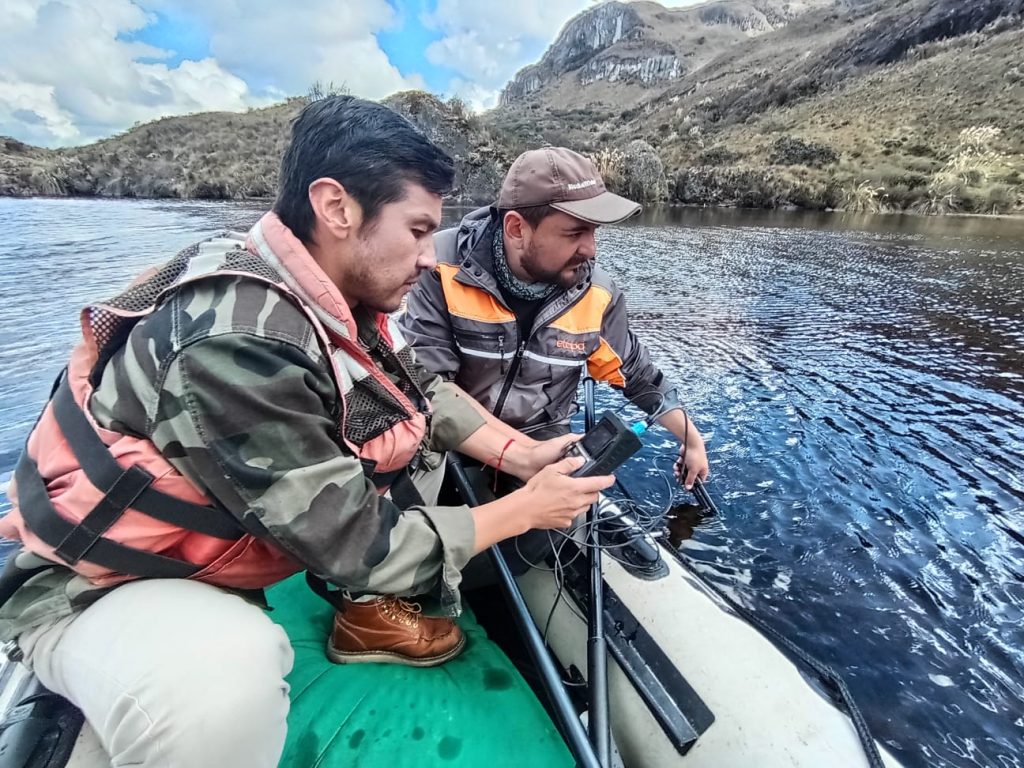 Análisis del agua tras el derrame de combustible en el sector del Cajas, en la vía Cuenca - Molleturo - El Empalme.