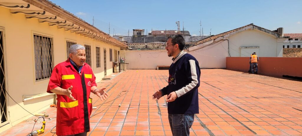 En la terraza del mercado Diez de Agosto, en Cuenca, se tiene previsto colocar paneles solares para generar electricidad.