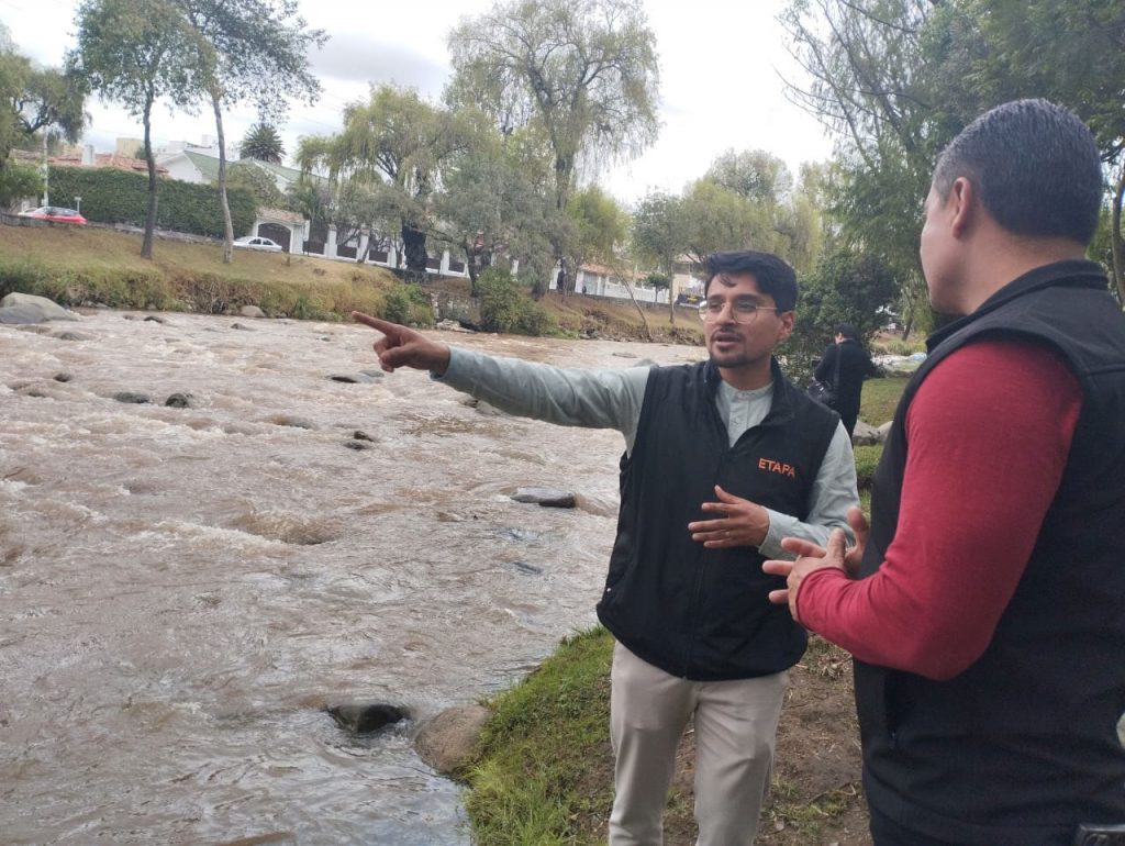 Rigoberto Guerrero, administrador del departamento de Monitoreo e Investigación de ETAPA EP, recorrió ayer el río Tomebamba para verificar su caudal. / BPR