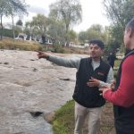 Rigoberto Guerrero, administrador del departamento de Monitoreo e Investigación de ETAPA EP, recorrió ayer el río Tomebamba para verificar su caudal. / BPR